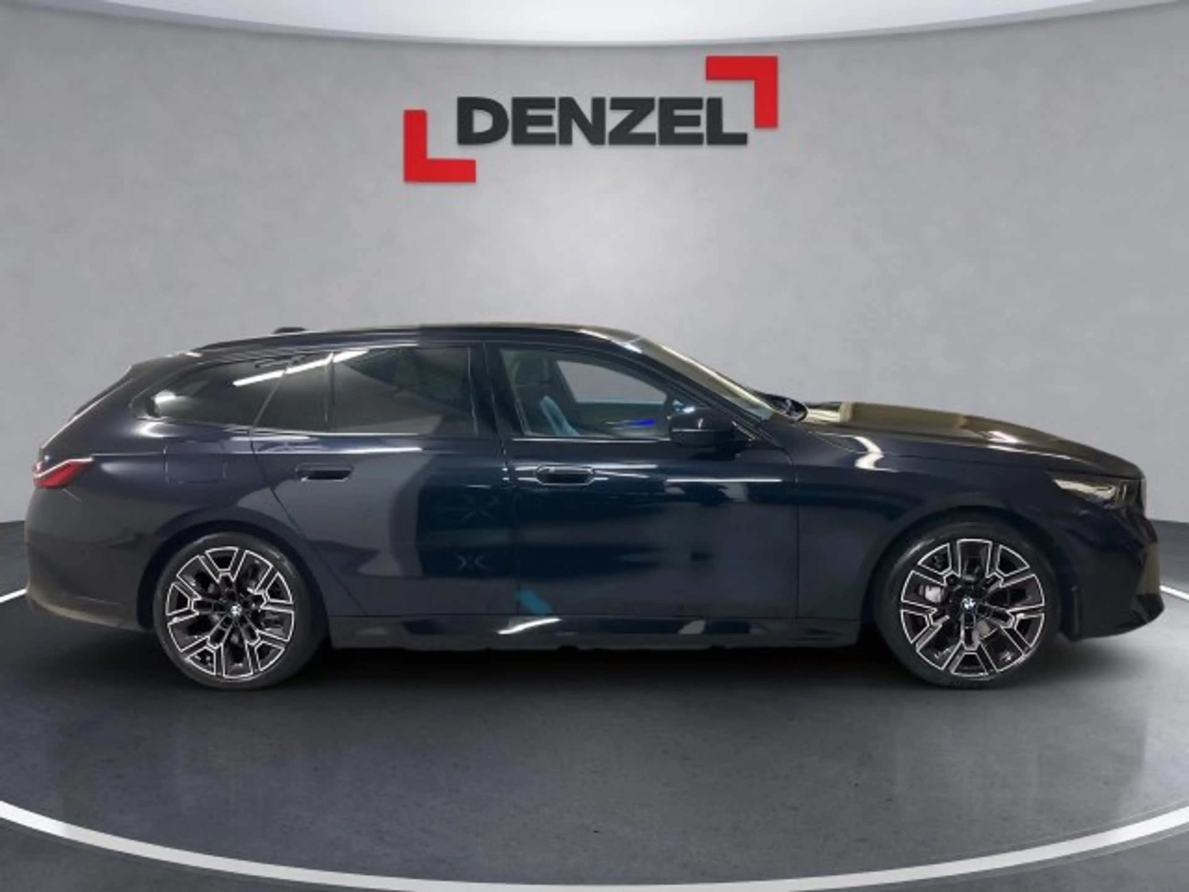 BMW i5 xDrive40 Touring — photo 11