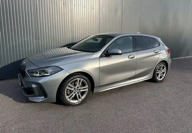 BMW 118 SÉRIE 118i 136ch PACK M PREMIÈRE MAIN GARANTIE 12 MOIS SUIVI APPLE CARPLAY HARMAN KARDON AFFICHAGE TÊTE HAUTE SIÈGES SPOR