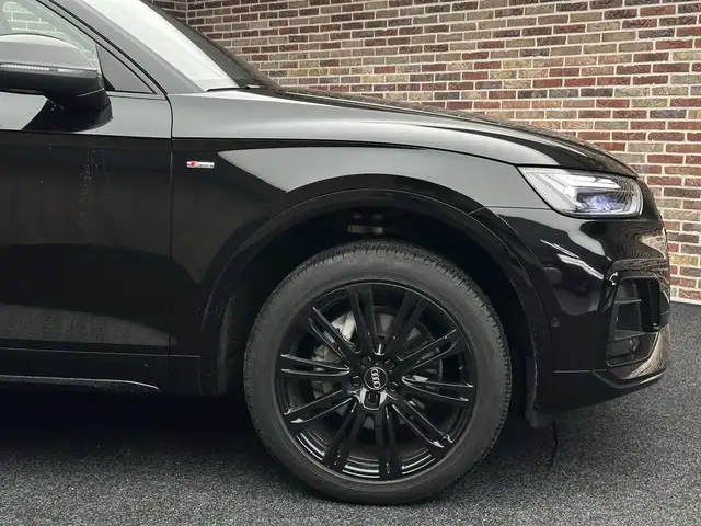 Audi Q5 view 8