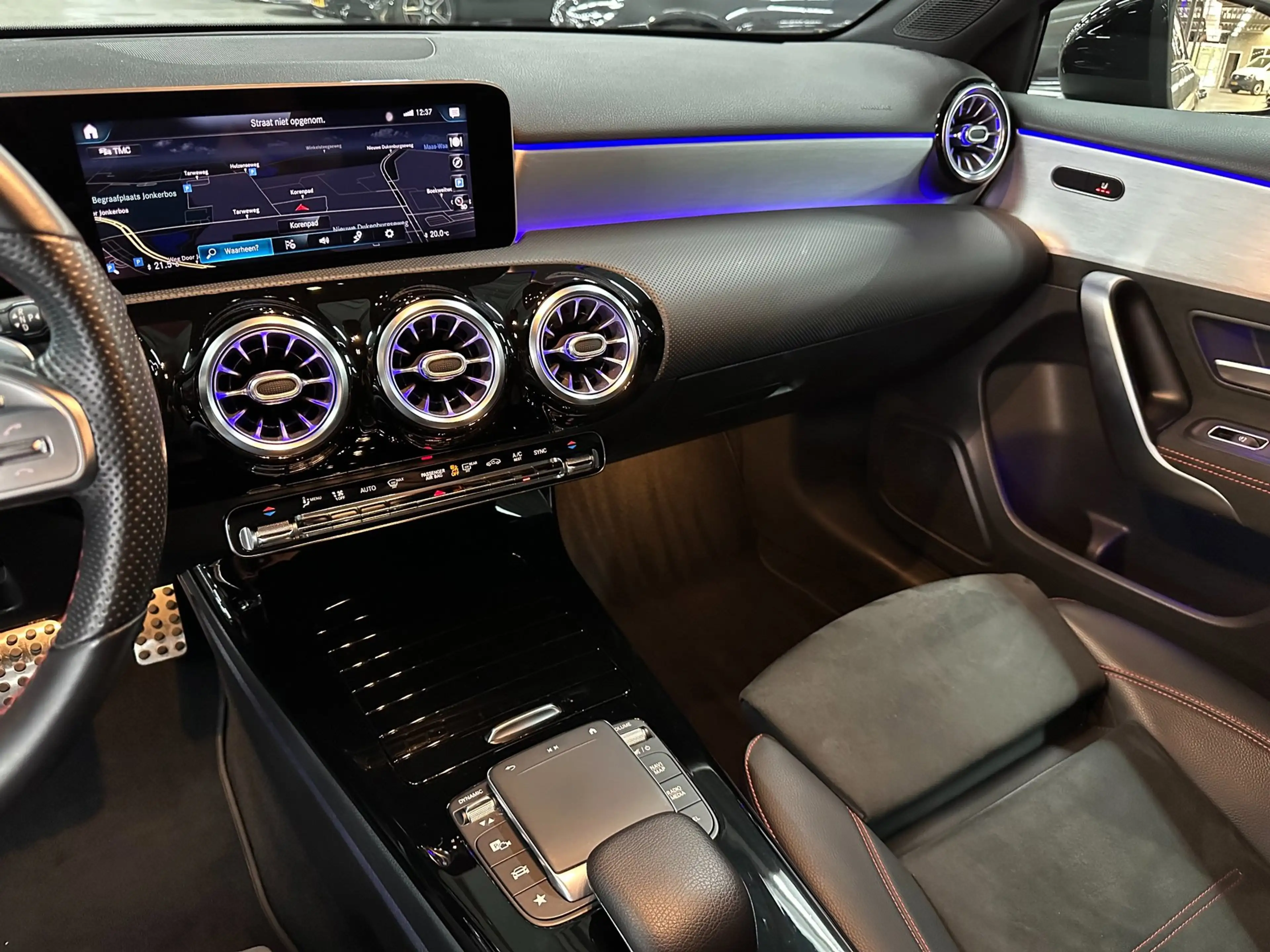 Mercedes-Benz A 180 Business Solution AMG, Widesceen, Sfeerverlichting — photo 15