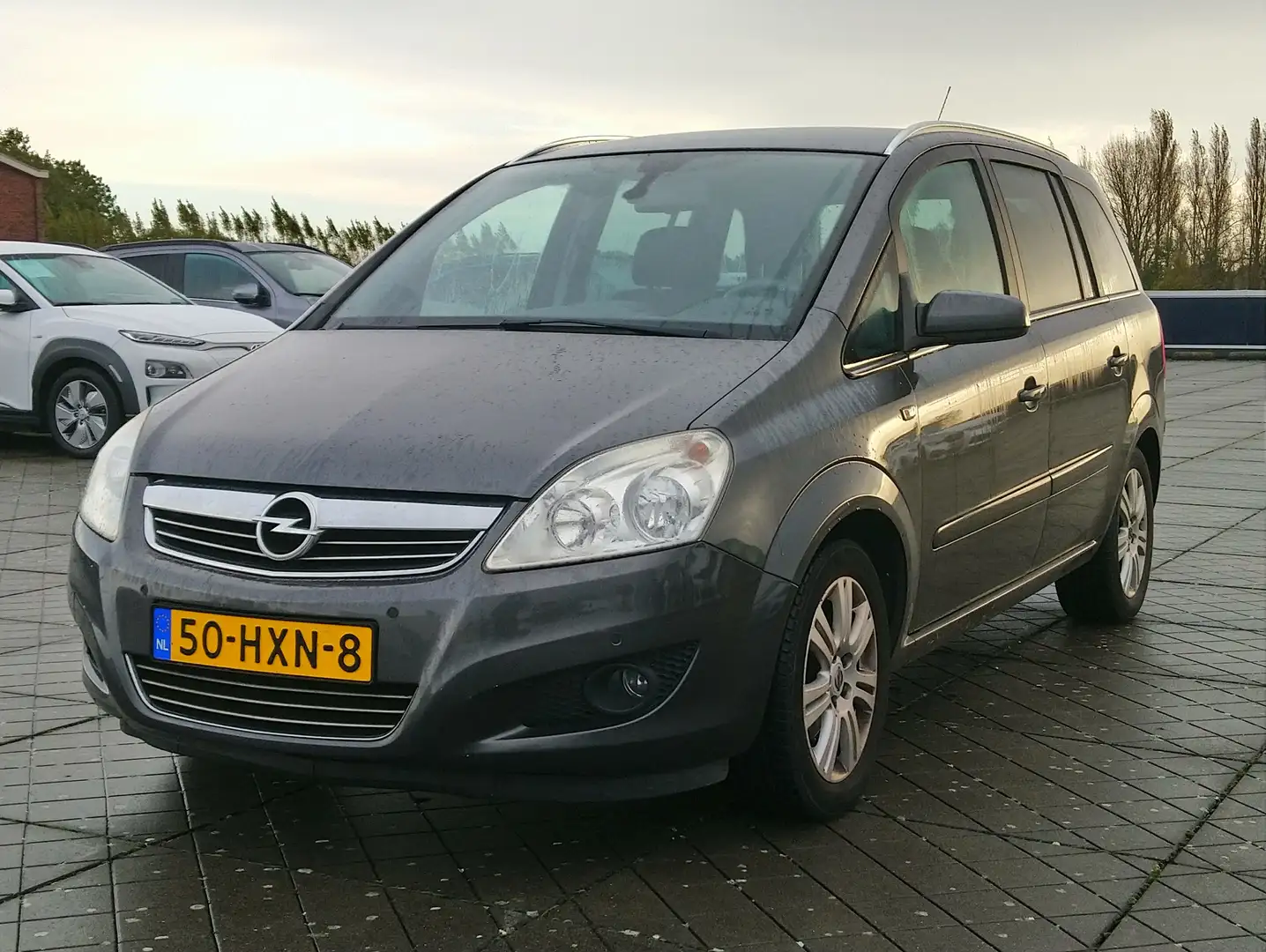 Opel Zafira €4945,-1.8 Cosmo Automaat 7P Trekhaak Navi Apk Grijs - 1