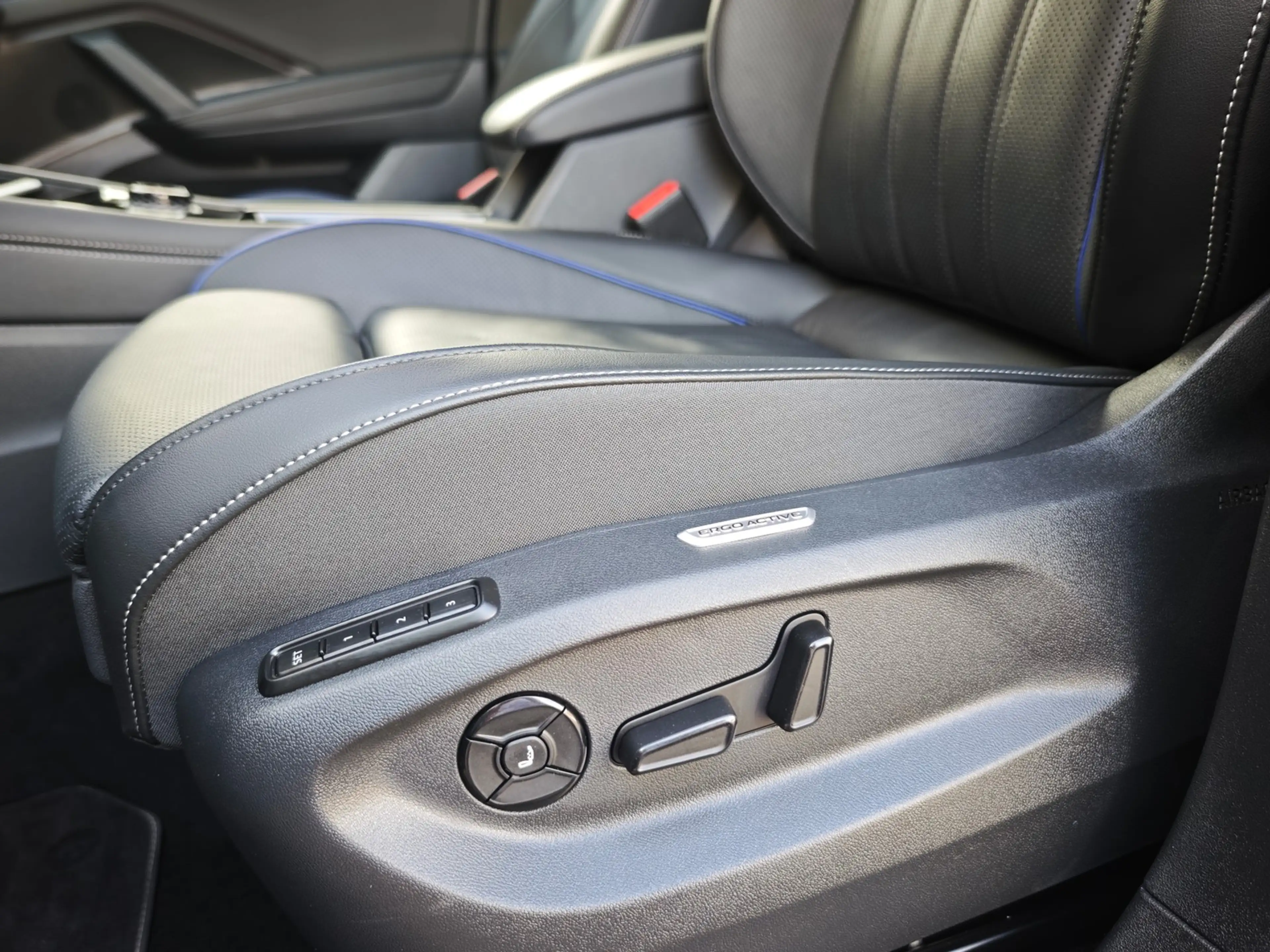 Volkswagen Tiguan R-Line eHybrid Leder*AHK*'HuD*Matrix*Harman* — photo 6