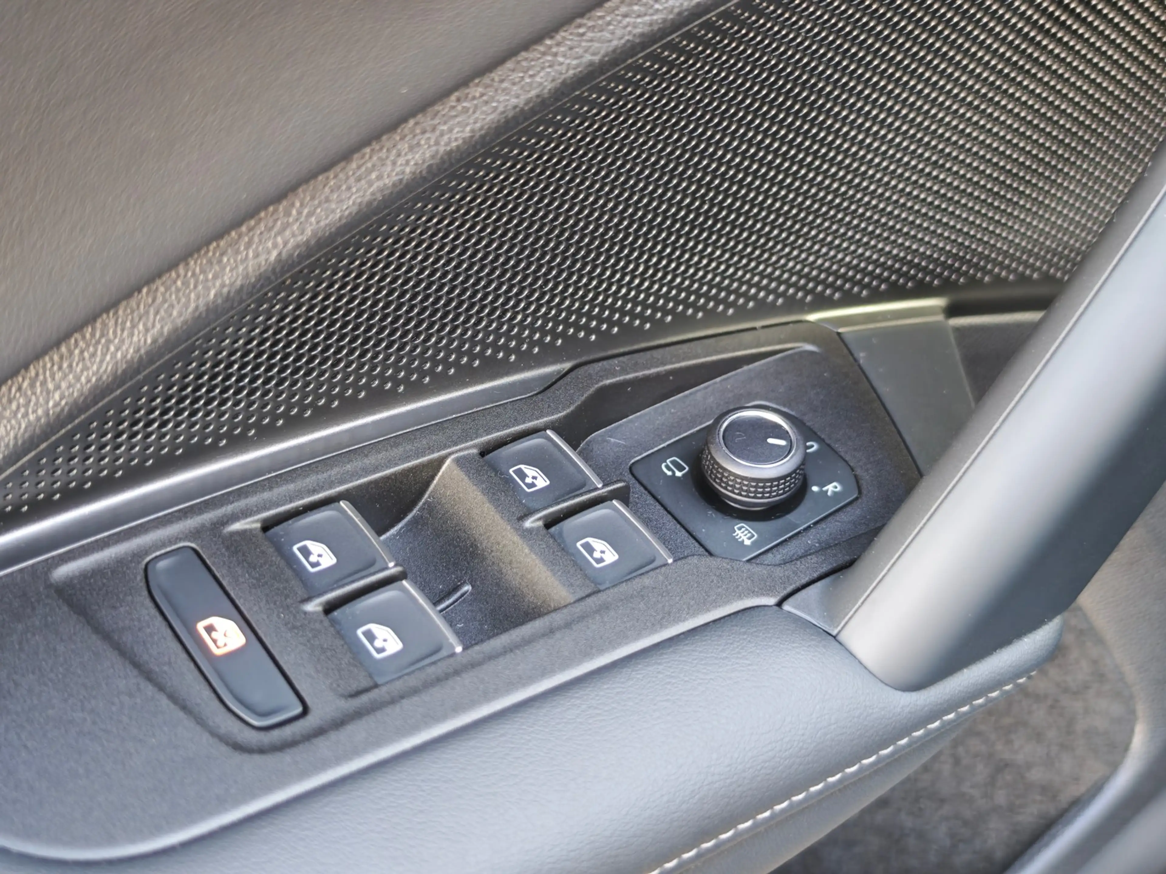 Volkswagen Tiguan R-Line eHybrid Leder*AHK*'HuD*Matrix*Harman* — photo 7