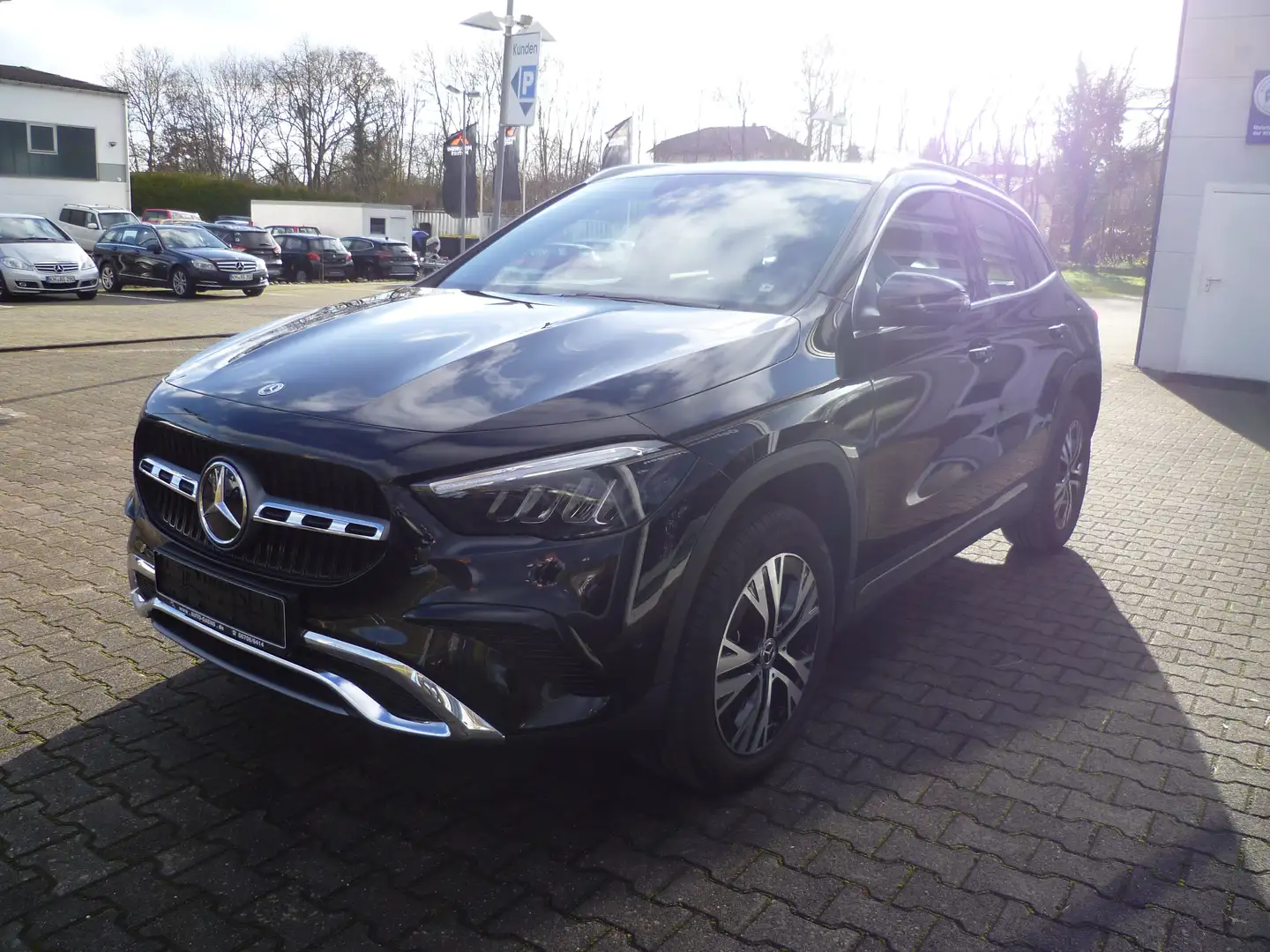 Mercedes-Benz GLA 200 Progressive LineAdvanced Volldigitales Winterpaket Schwarz - 1