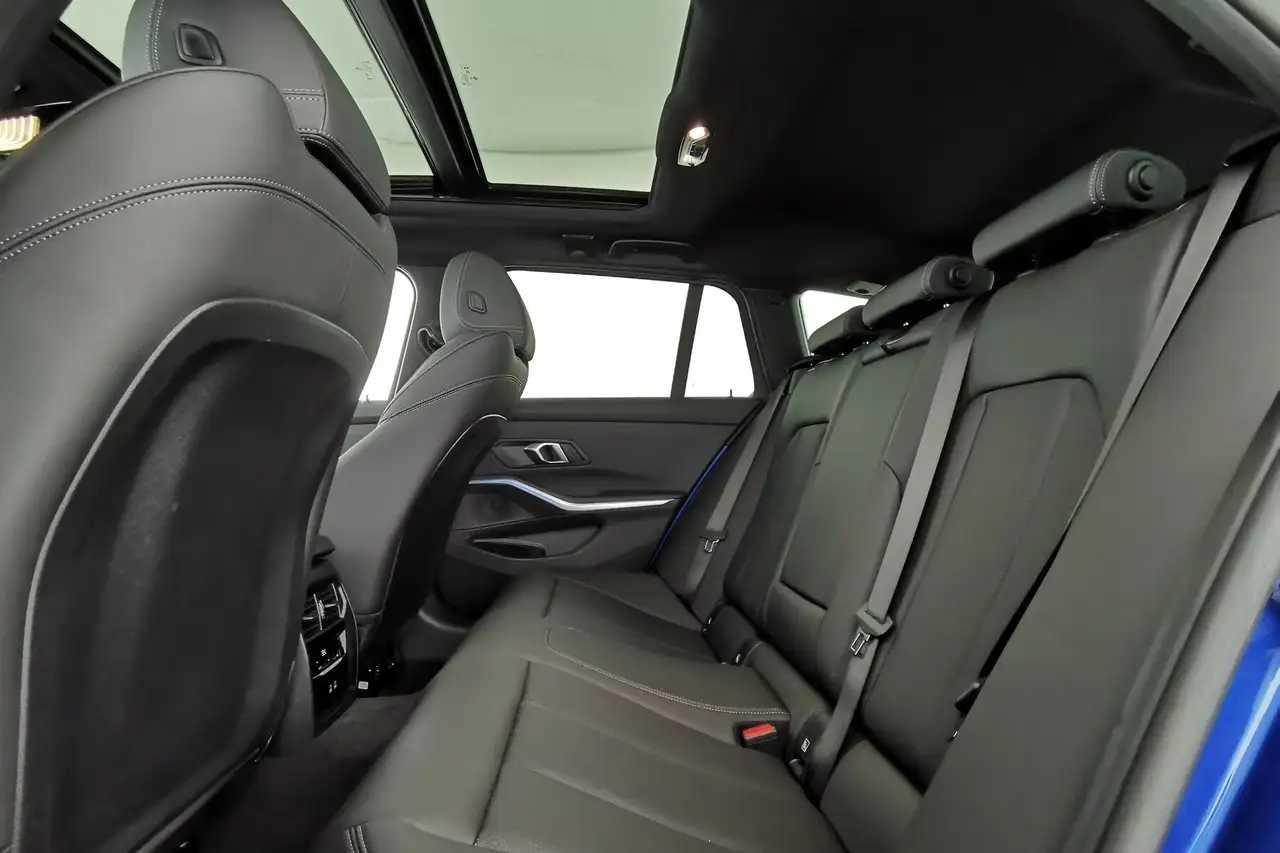 BMW 330 i xDrive M Sport PAN|ACC|HUD|ParkAs+360AHK 16