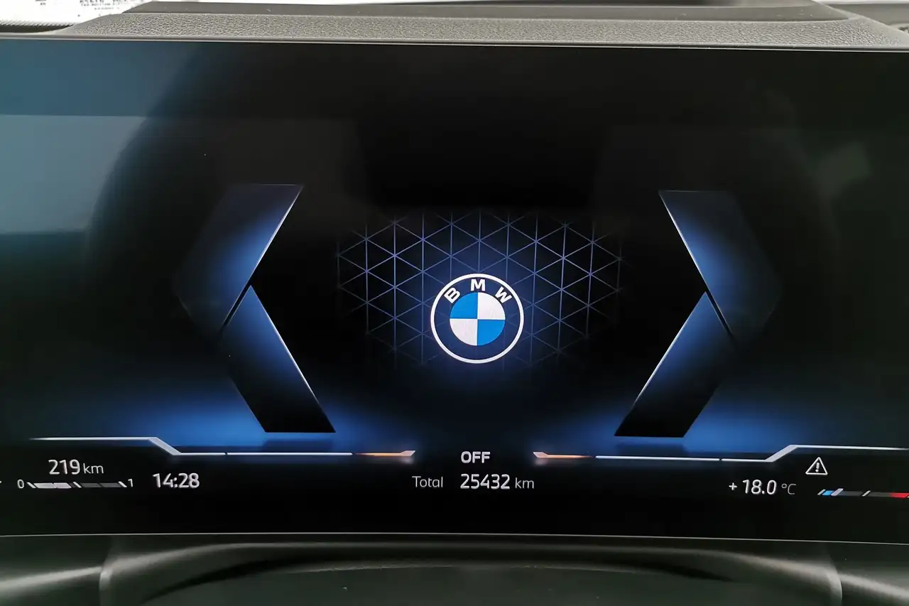 BMW 330 i xDrive M Sport PAN|ACC|HUD|ParkAs+360AHK 7