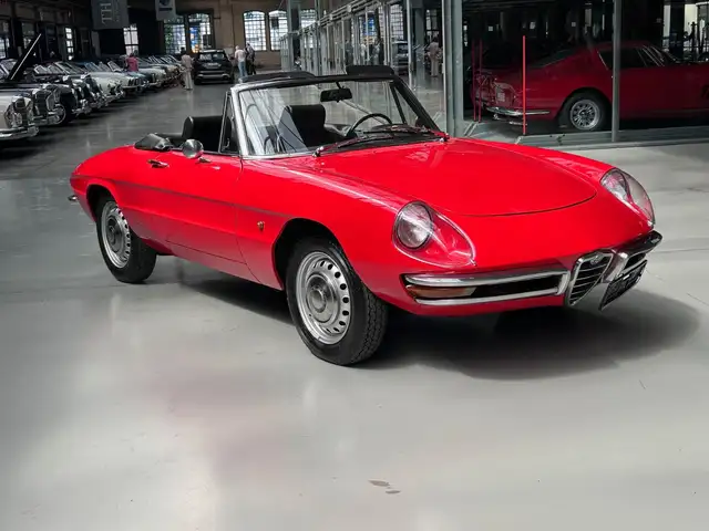 Alfa Romeo Spider view 2