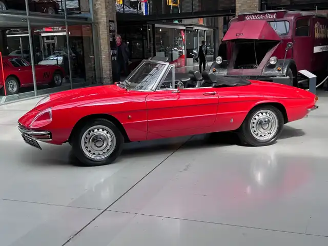 Alfa Romeo Spider view 8