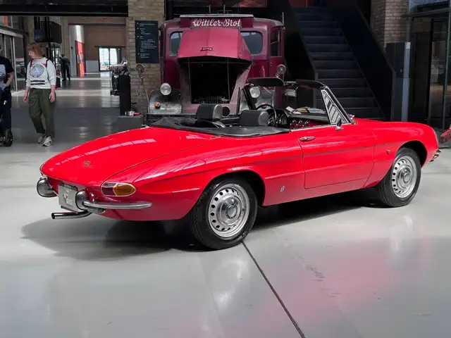 Alfa Romeo Spider view 4