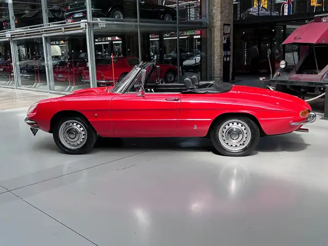 Alfa Romeo Spider view 7