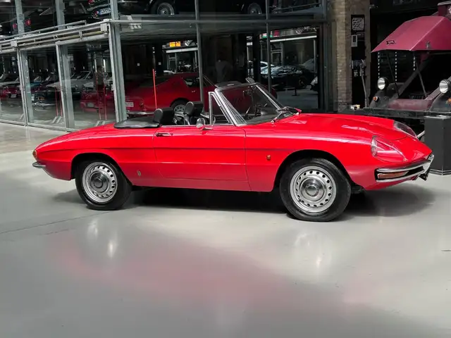 Alfa Romeo Spider view 3