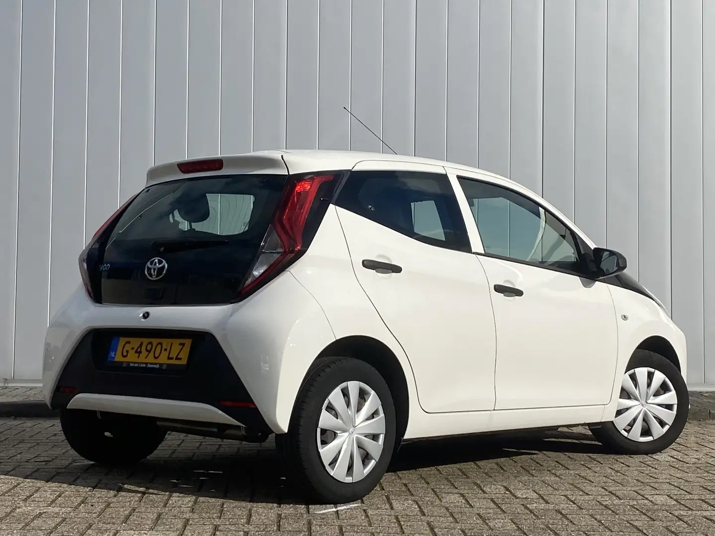 Toyota Aygo 1.0 VVT-i x-fun NL Auto Dealer Onderhouden 1e Eige Wit - 2