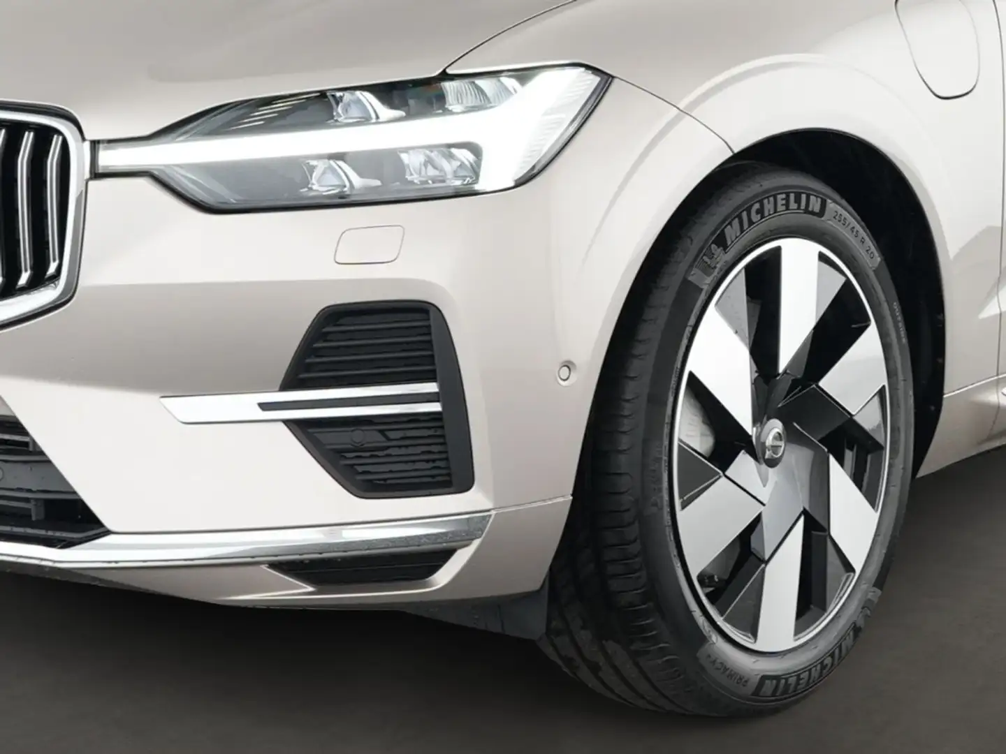 Volvo XC60 T6 Plus Bright Plug-In Hybrid AWD EU6e Luftfederun Or - 2