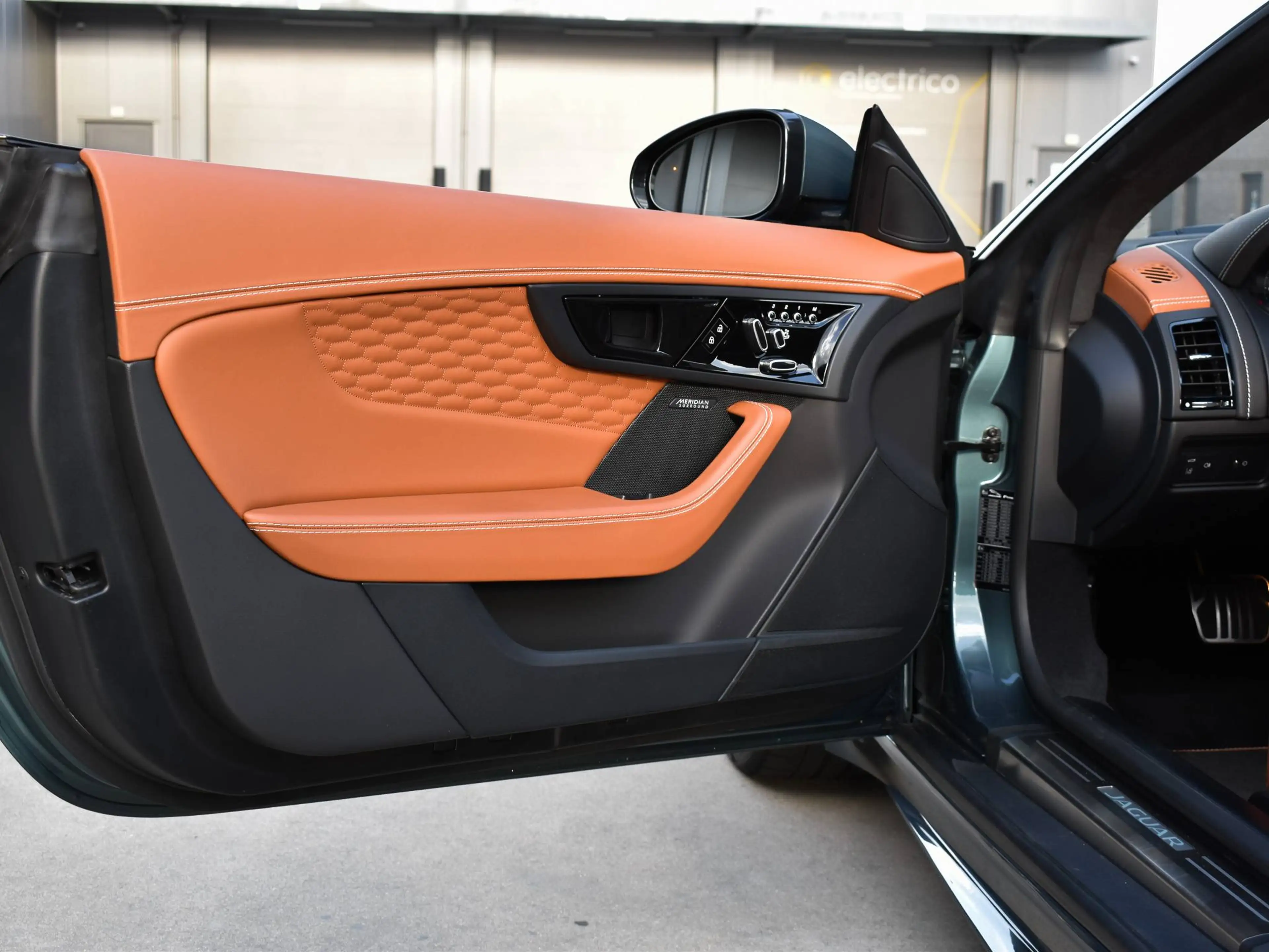 Jaguar F-Type 5.0 V8 R Cabriolet AWD P575 / Giola Green / Black Pack / FULL — photo 10