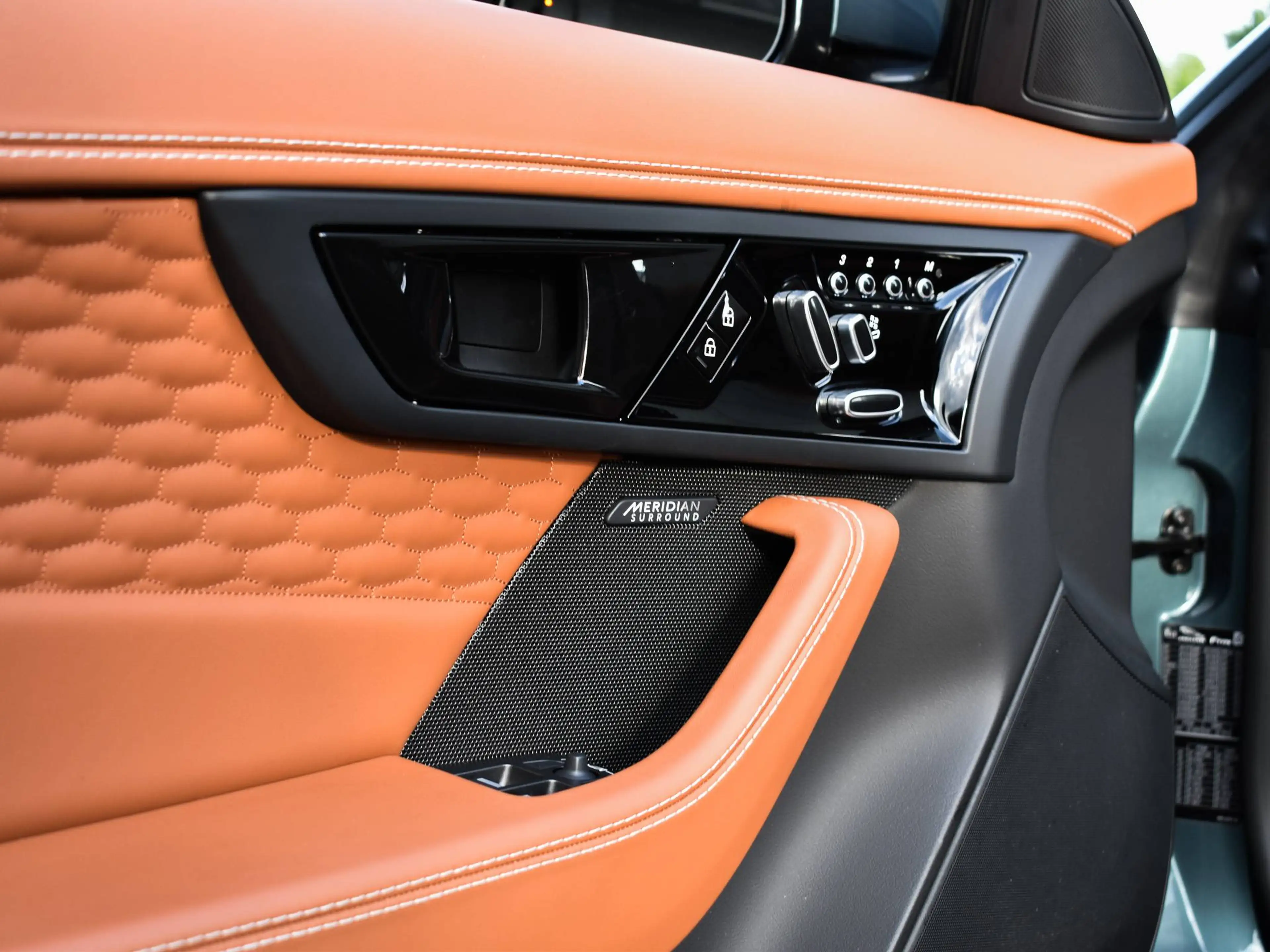 Jaguar F-Type 5.0 V8 R Cabriolet AWD P575 / Giola Green / Black Pack / FULL — photo 14