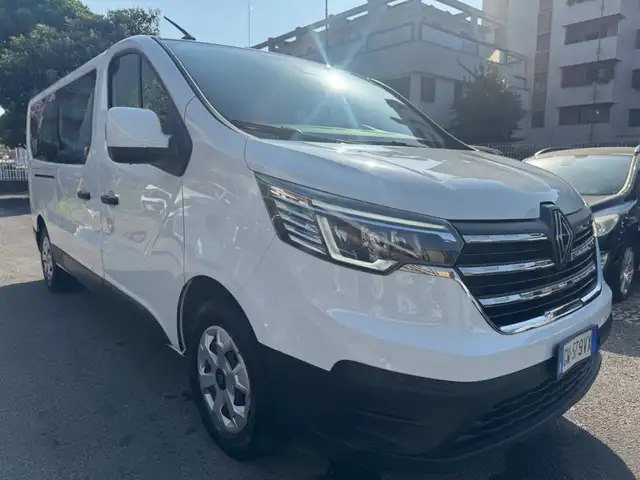 Renault Trafic view 2