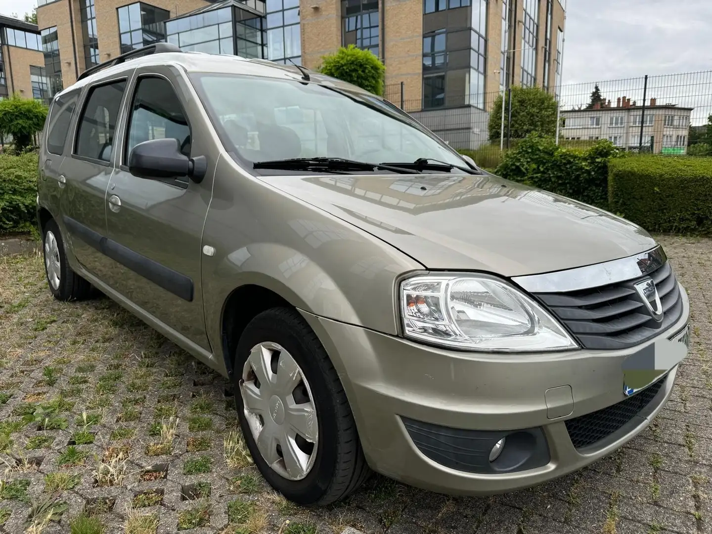 Dacia Logan MCV 1.6i 5pl. Beige - 1