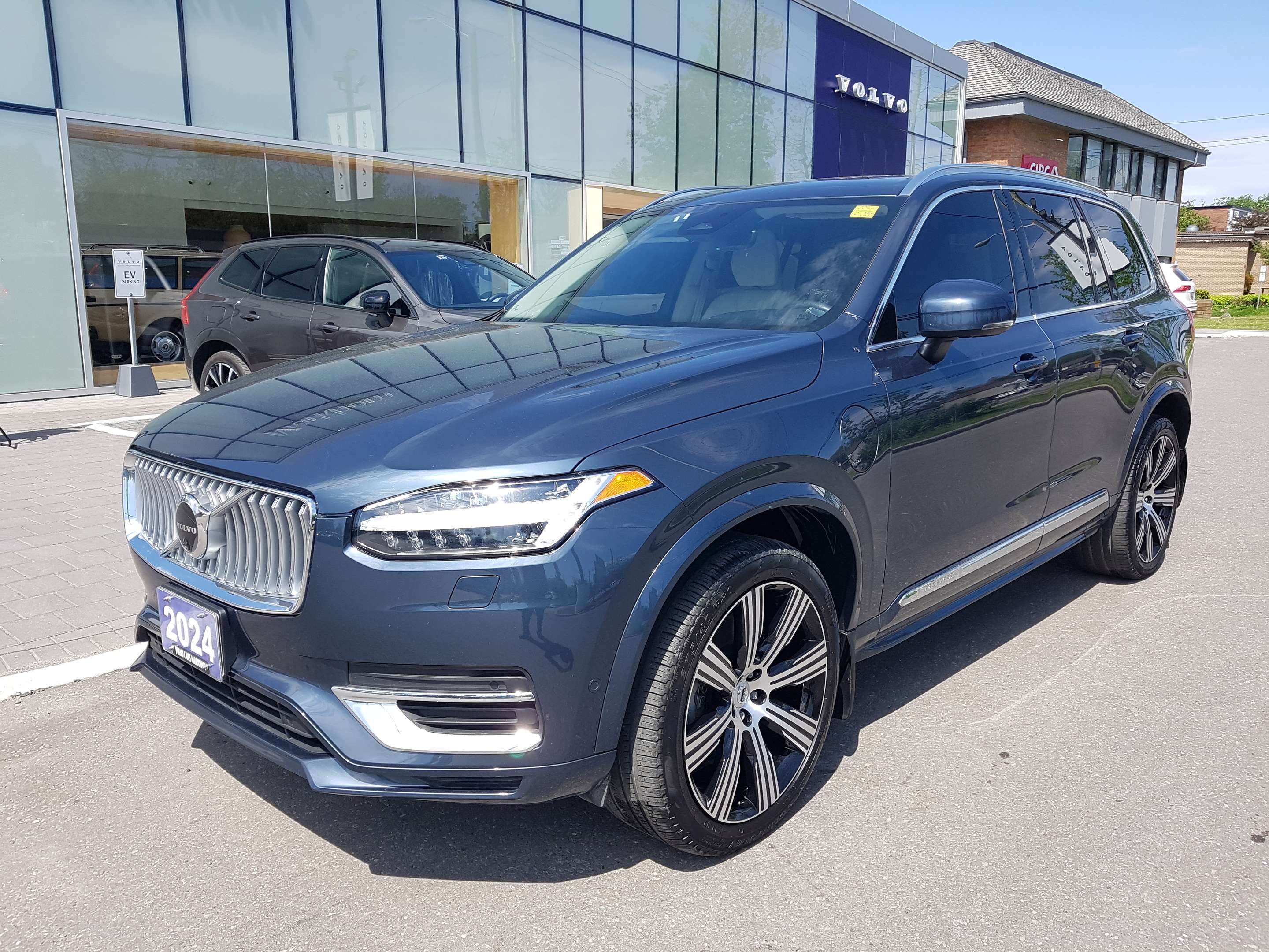 2024 Volvo XC90 T8 eAWD PHEV Plus Bright Theme 7-Seater alt 3