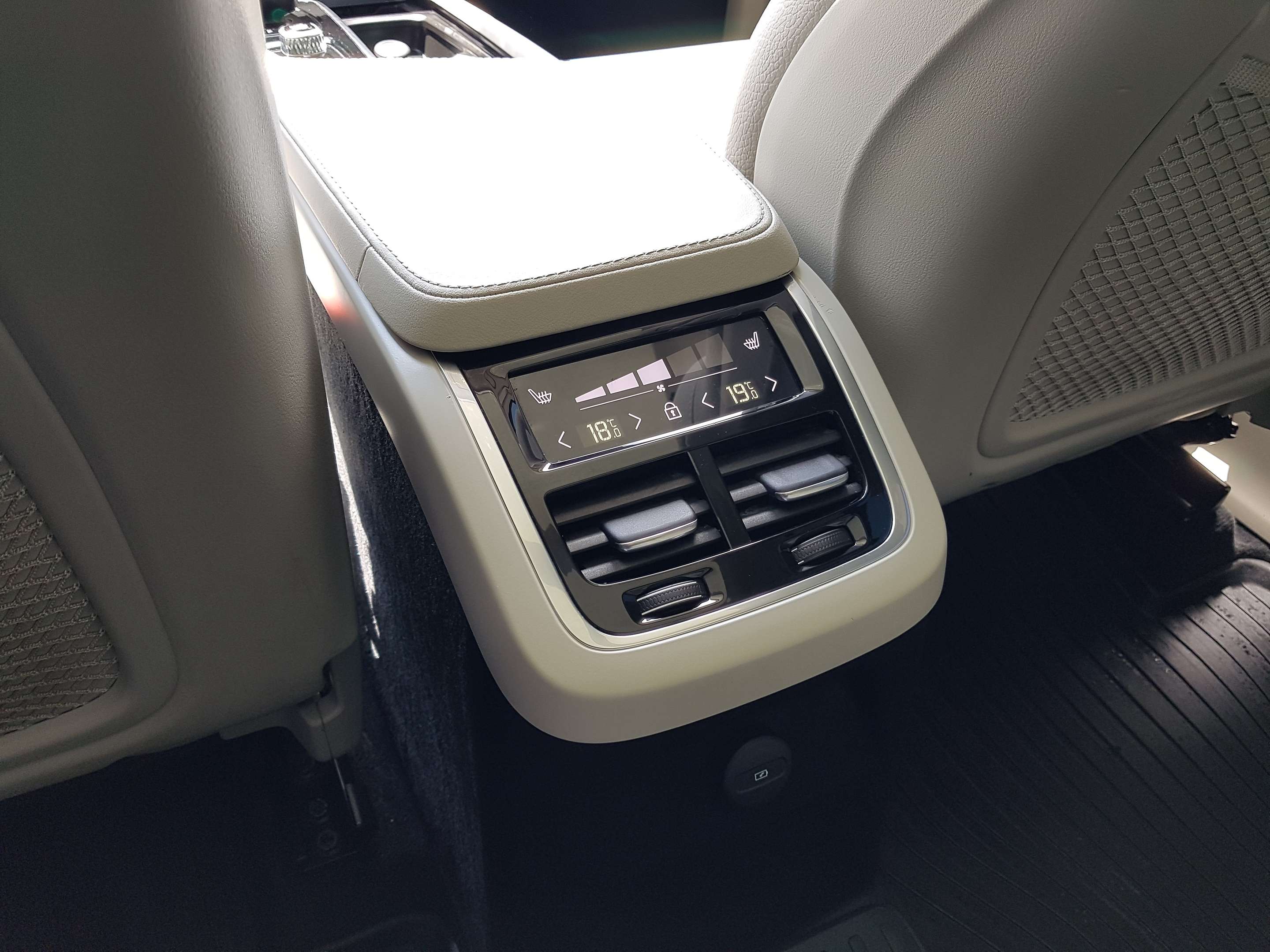 2024 Volvo XC90 T8 eAWD PHEV Plus Bright Theme 7-Seater thumb 23