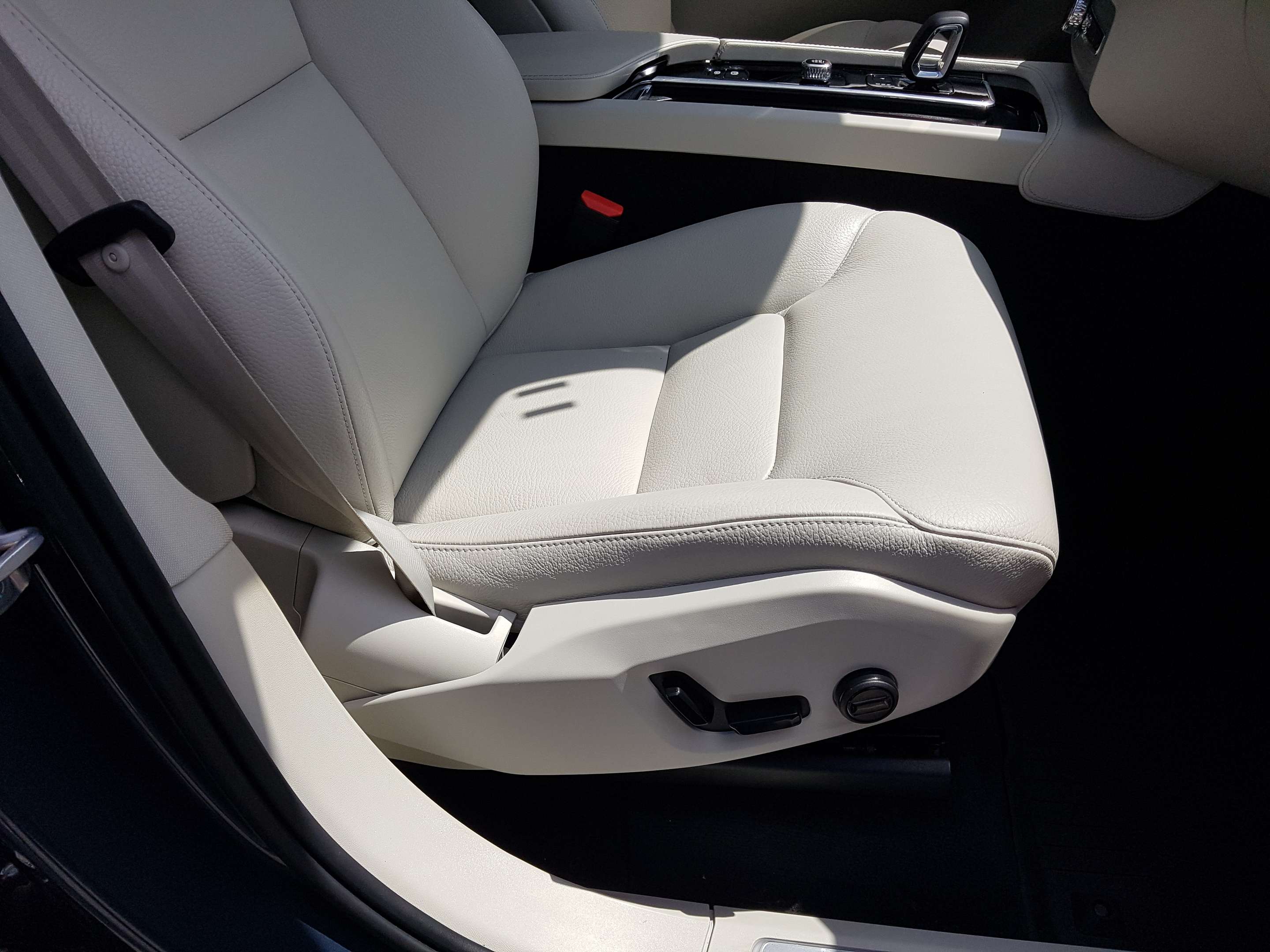 2024 Volvo XC90 T8 eAWD PHEV Plus Bright Theme 7-Seater thumb 19
