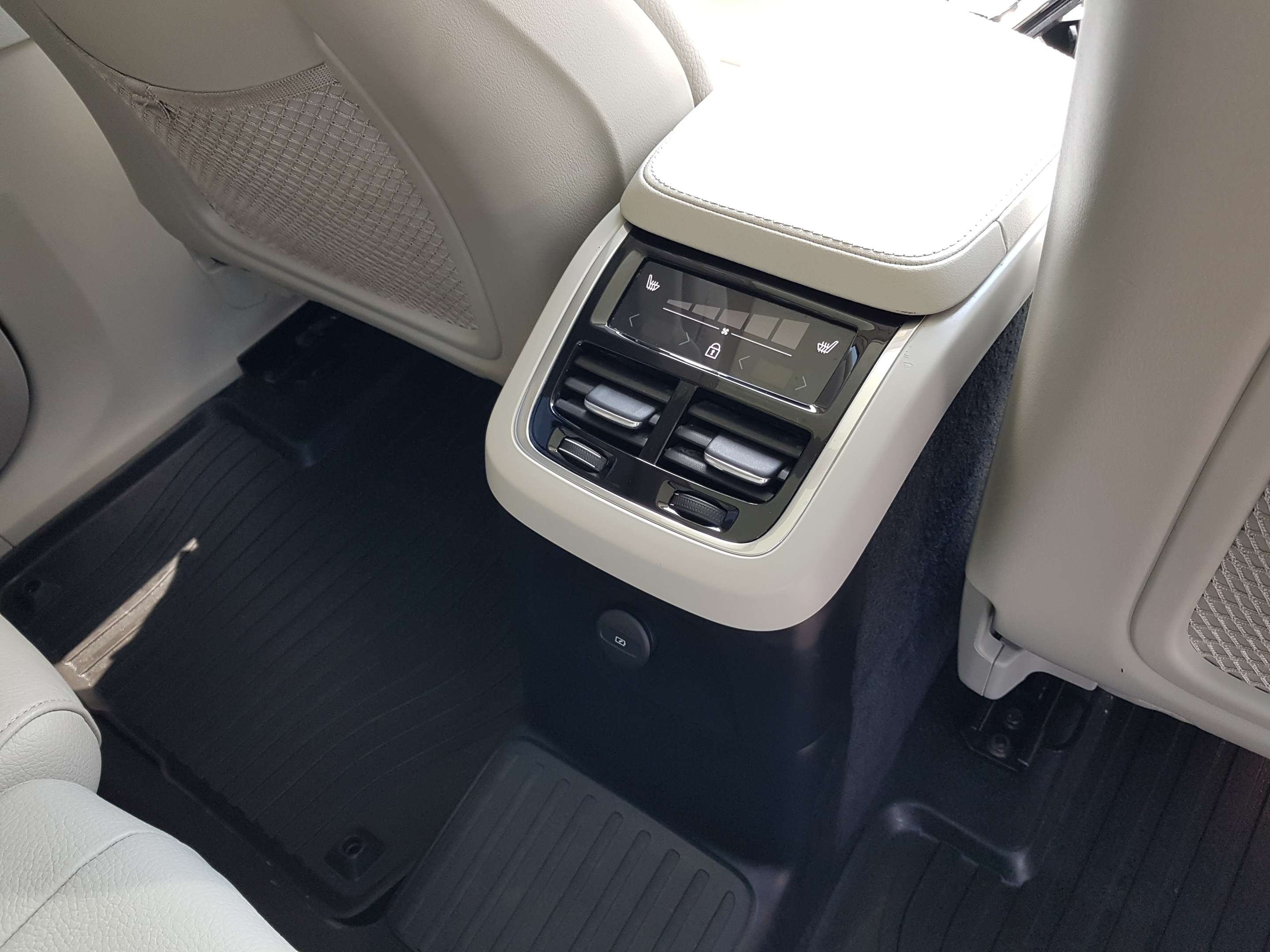 2024 Volvo XC90 T8 eAWD PHEV Plus Bright Theme 7-Seater thumb 17