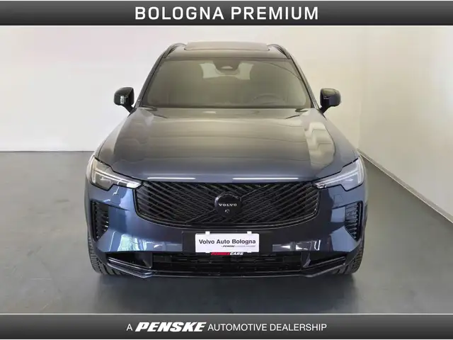 Volvo XC90 view 8