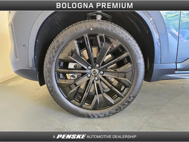 Volvo XC90 view 9