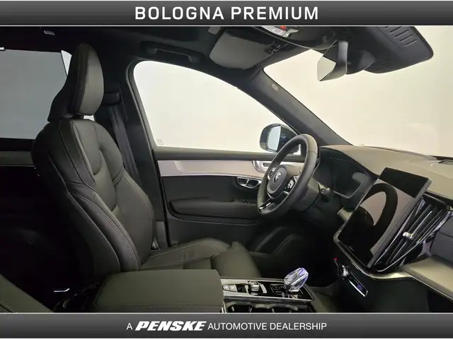 Volvo XC90 view 3