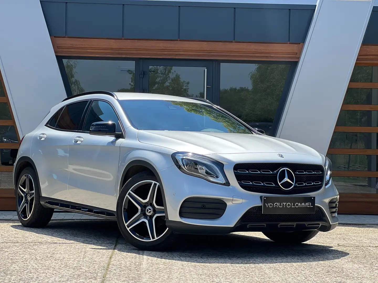 Mercedes-Benz GLA 180 AMG PACK / CAMERA / AUTOMAAT / LED / GARANTIE Stříbrná - 1