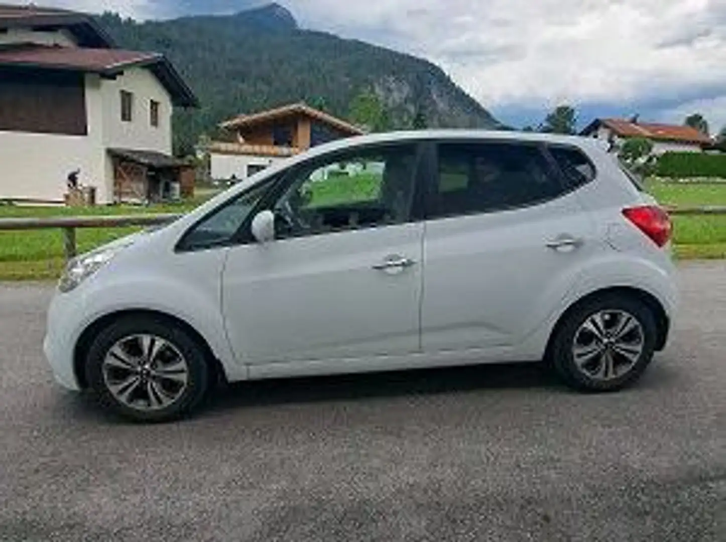 Kia Venga Venga 1,4 MPI ISG Team Austria Edition Gold Weiß - 1