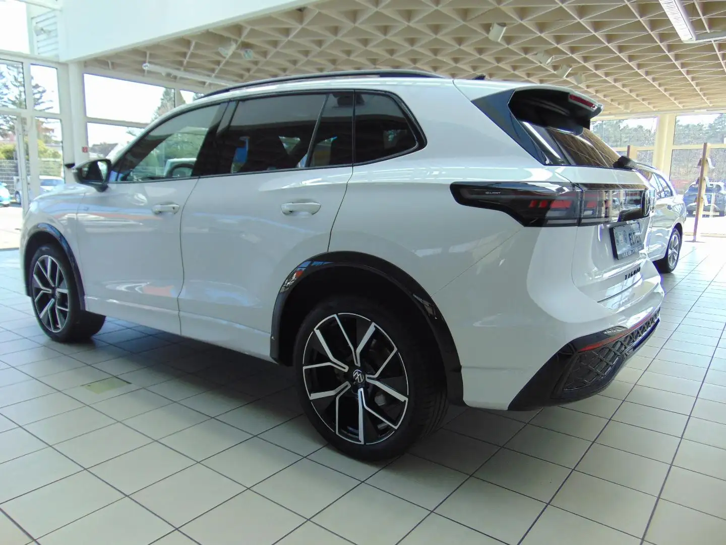 Volkswagen Tiguan R-Line 2.0 TDI 7-Gang-DSG Allradantrieb 4MOTION Blanc - 2