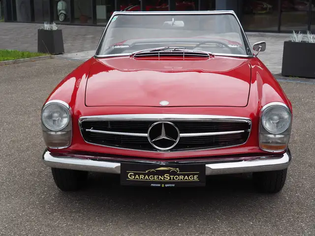Mercedes-Benz 230 view 2