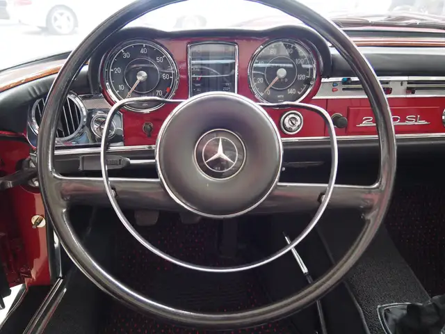 Mercedes-Benz 230 view 11