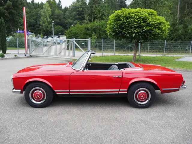 Mercedes-Benz 230 view 3