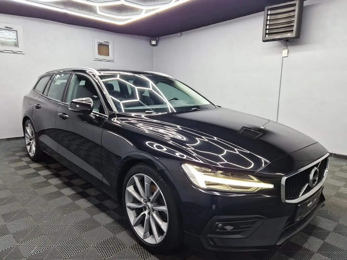 Volvo V60 Momentum|AUTOM|VOLLEDER|LED|R-KAMERA Schwarz - 2