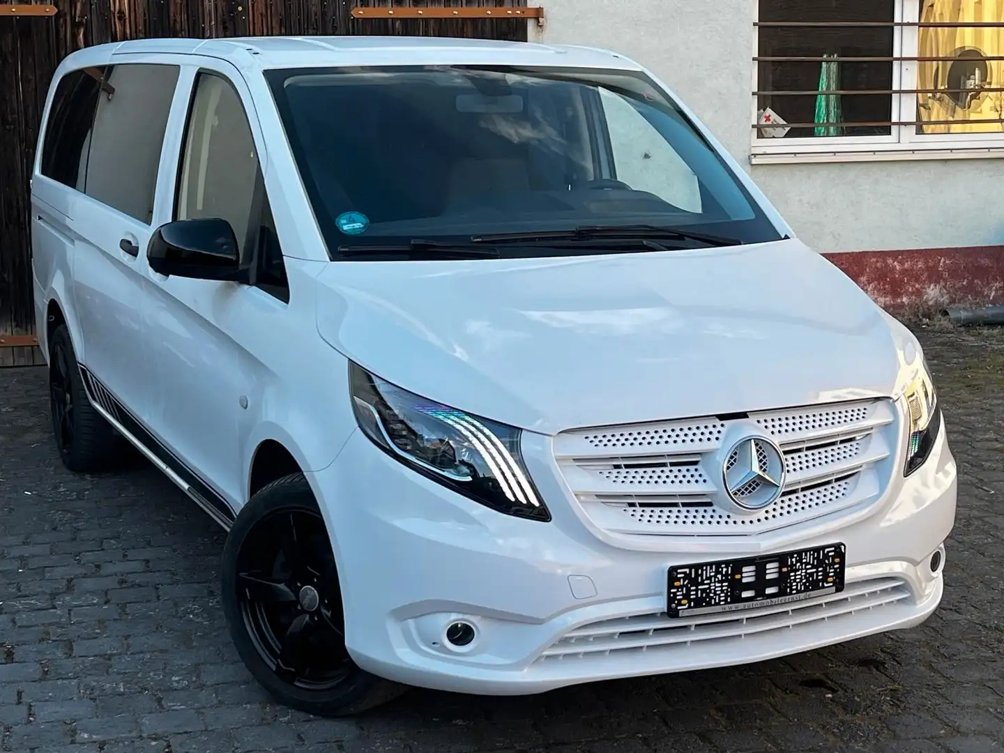 Mercedes-Benz Vito Tourer 2,1  4-MATIC  8-Sitzer LED Standhzg Blanco - 1