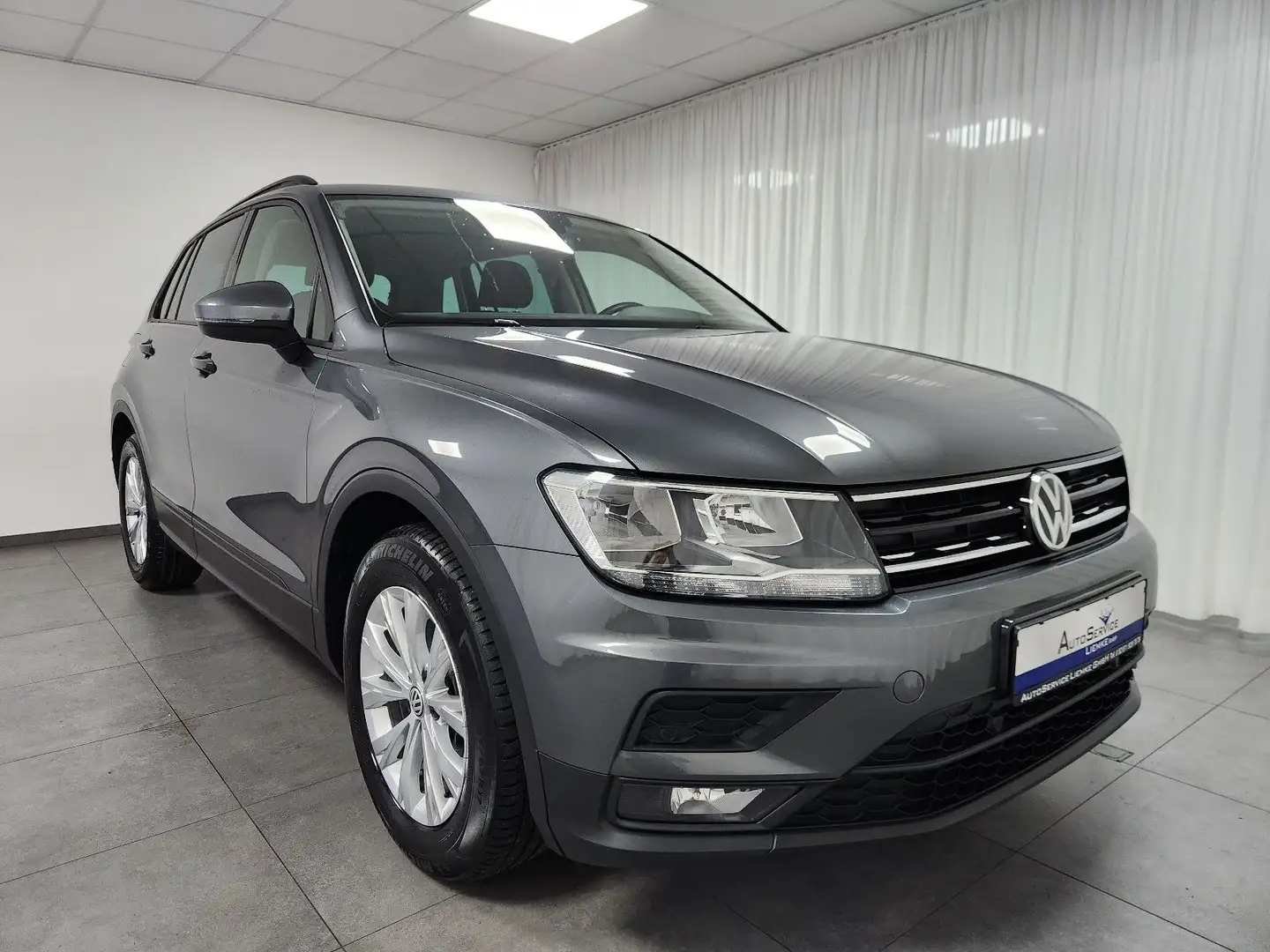Volkswagen Tiguan 150PS DSG AHK NAV SHZ PDC KAM LED Grau - 1