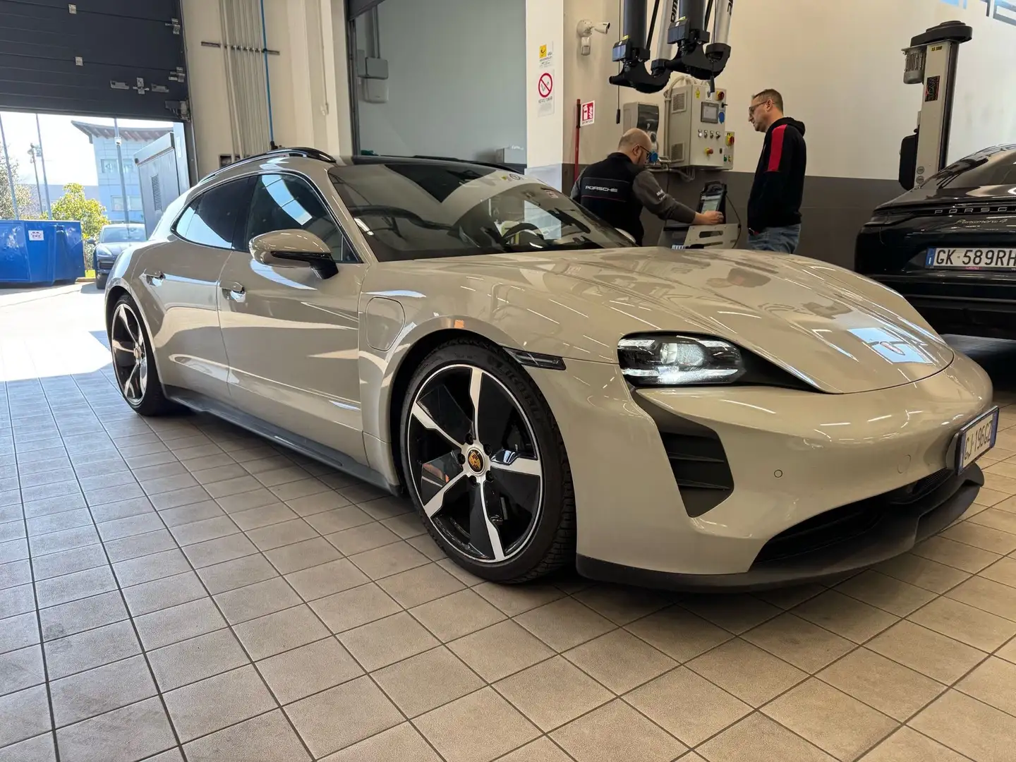 Porsche Taycan sport Turismo gts 5p.ti Beige - 1