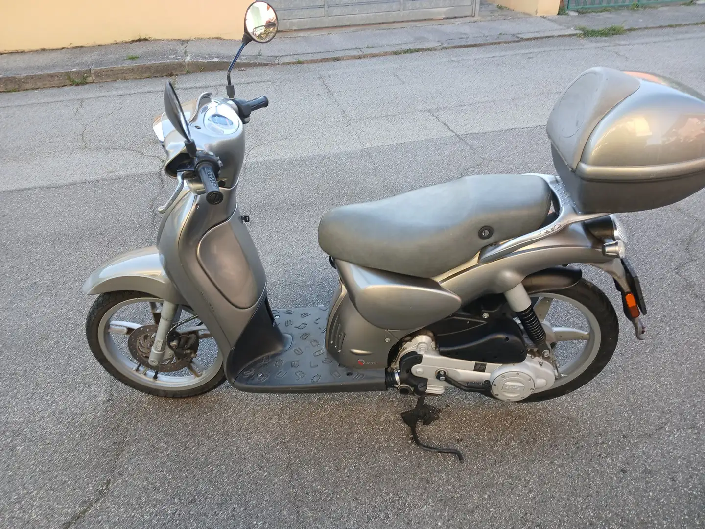 Aprilia Scarabeo 4t Gri - 2
