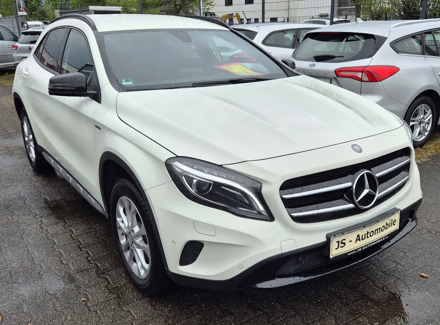 Mercedes-Benz GLA 180 ACTIVITY ED. XENON LEDER NAVI R-KAMERA PDC SHZ LM Weiß - 2