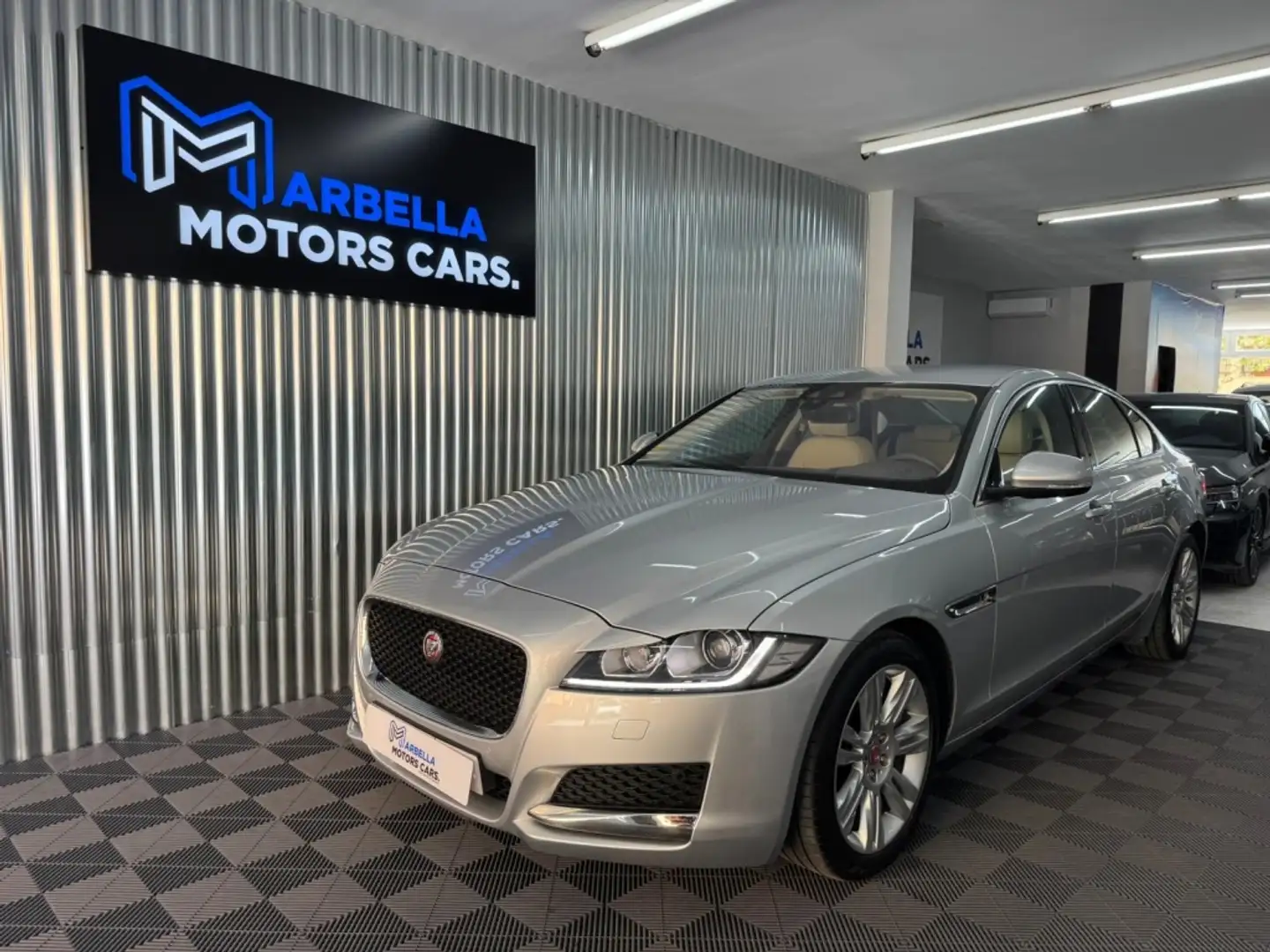Jaguar XF 3.0TDV6 Prestige Aut. Plateado - 1