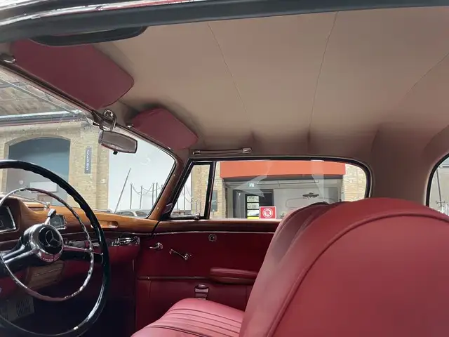 Mercedes-Benz 220 view 11