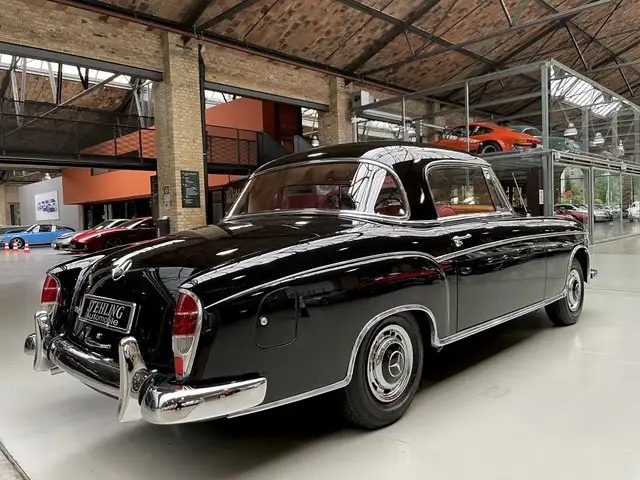 Mercedes-Benz 220 view 3