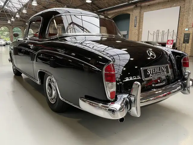 Mercedes-Benz 220 view 5