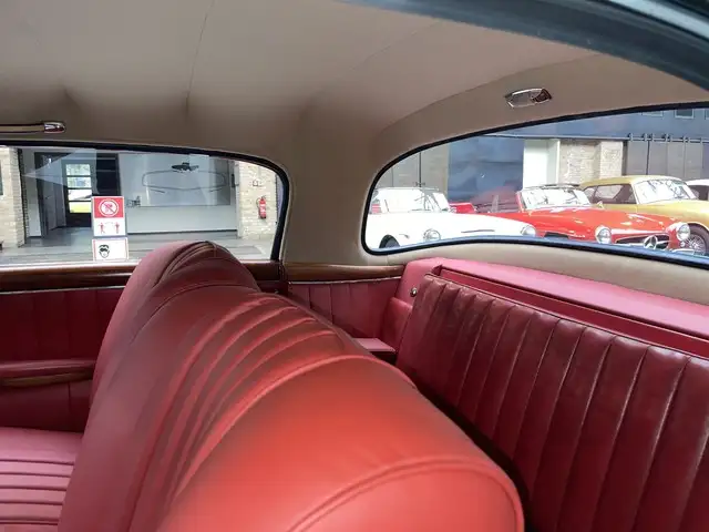 Mercedes-Benz 220 view 10