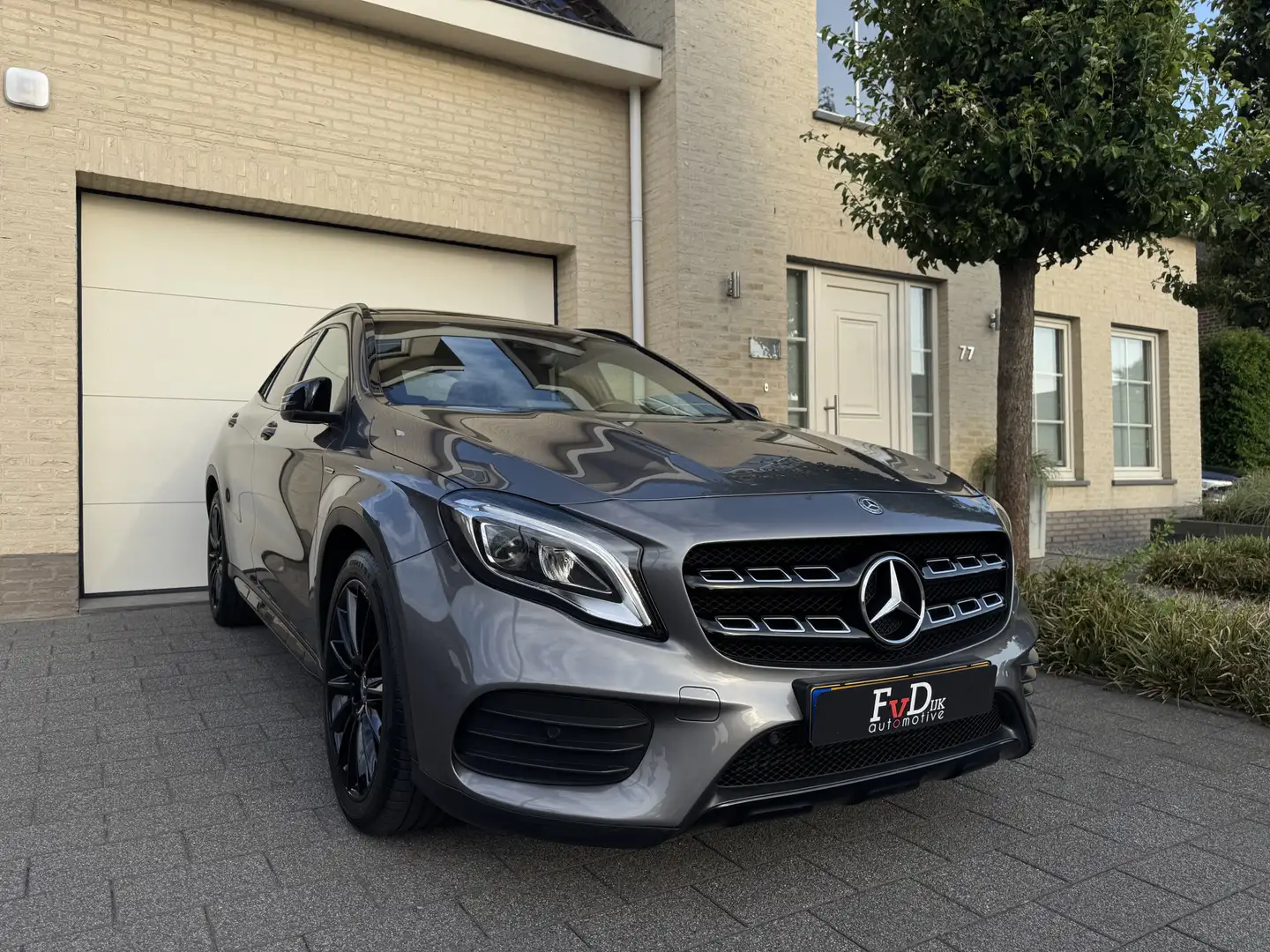 Mercedes-Benz GLA 180 AMG Aut Panoramadak Nightpakket SportLeder Navi Ke Grijs - 1