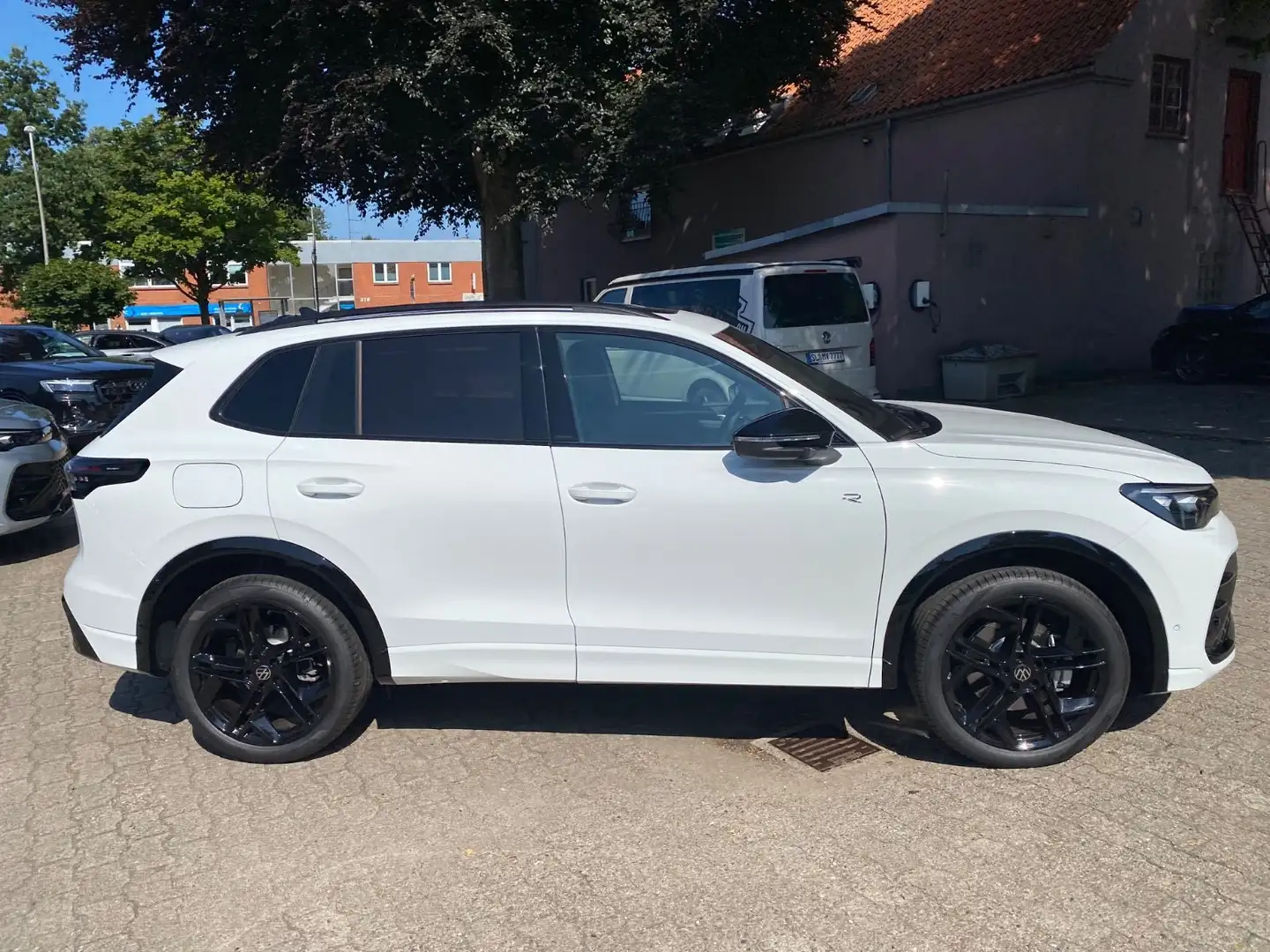 Volkswagen Tiguan 2.0 TDI 4 M R-Line Navi AHK IQ Light Pano Blanc - 2