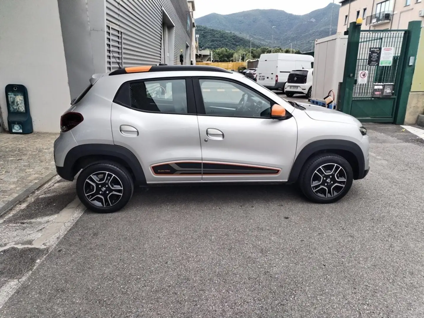 Dacia Spring Comfort Plus Electric 45 - GH764 Plateado - 2