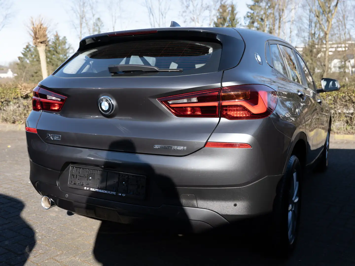 BMW X2 sDrive 18i Advantage PANO LED NAVI KAMERA Grau - 2