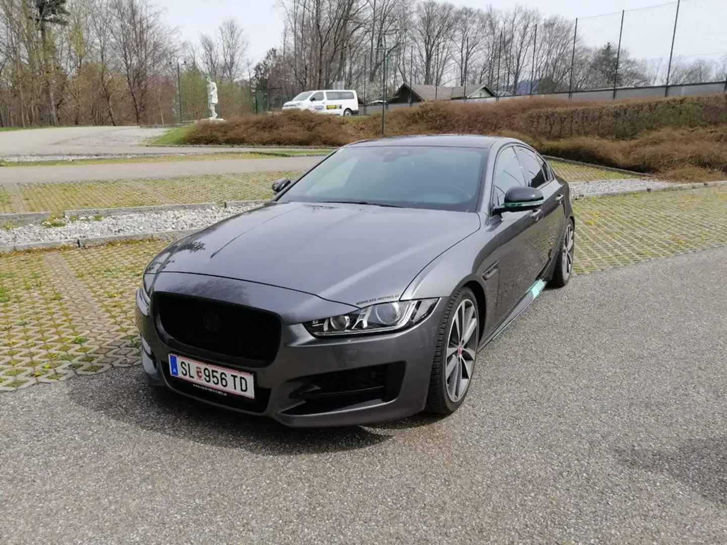 Jaguar XE XE 20d R-Sport Aut. R-Sport Ezüst - 2